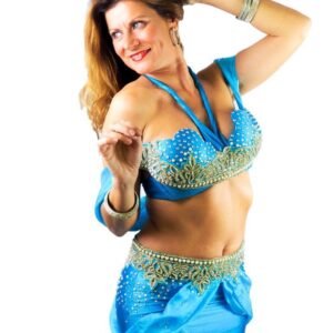 Bailarina con traje profesional Aura Neyla Queen azul celeste con bordados dorados y cristales.