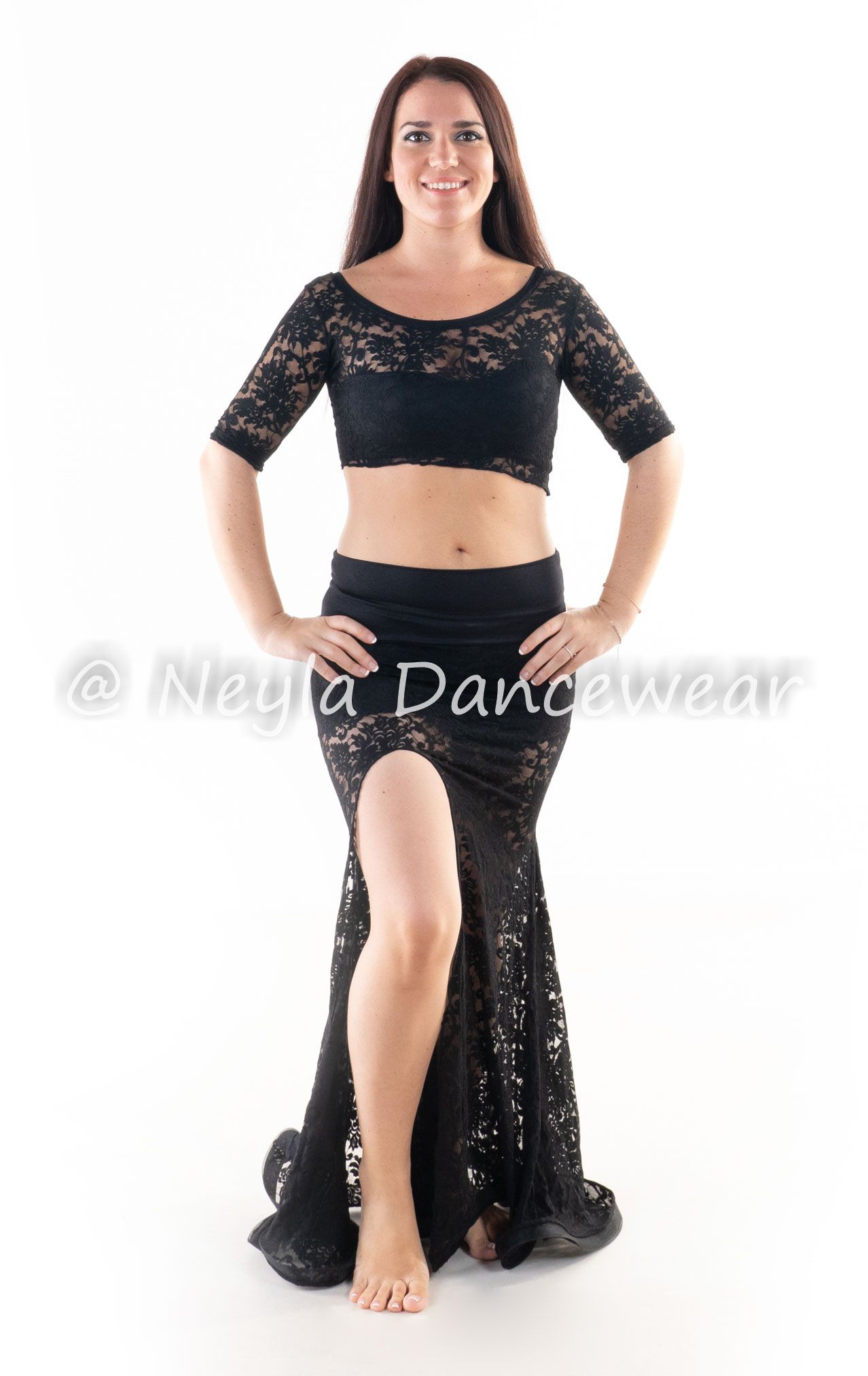 Traje Anás de Neyla Dancewear en negro, conjunto de encaje con top y falda larga con apertura, short y banda incluidos.