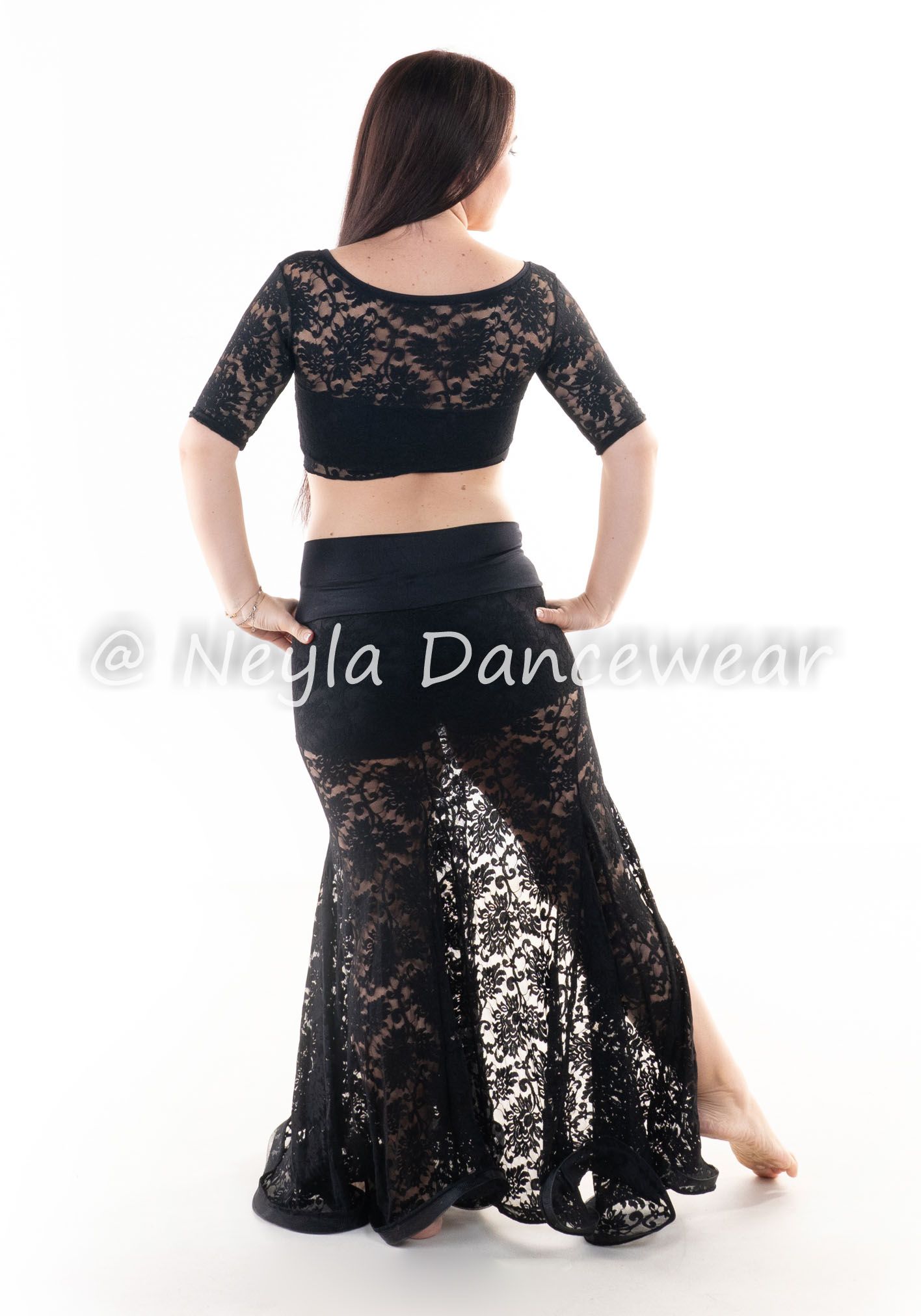 Traje Anás de Neyla Dancewear en negro, conjunto de encaje con top y falda larga con apertura, short y banda incluidos.