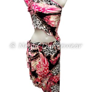 Conjunto Yasira para danza del vientre con top asimétrico y falda pareo estampada en animal print rosa.