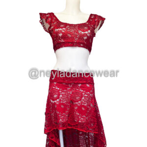Conjunto de danza del vientre Nurul en encaje rojo, compuesto por top corto y falda asimétrica con volantes.