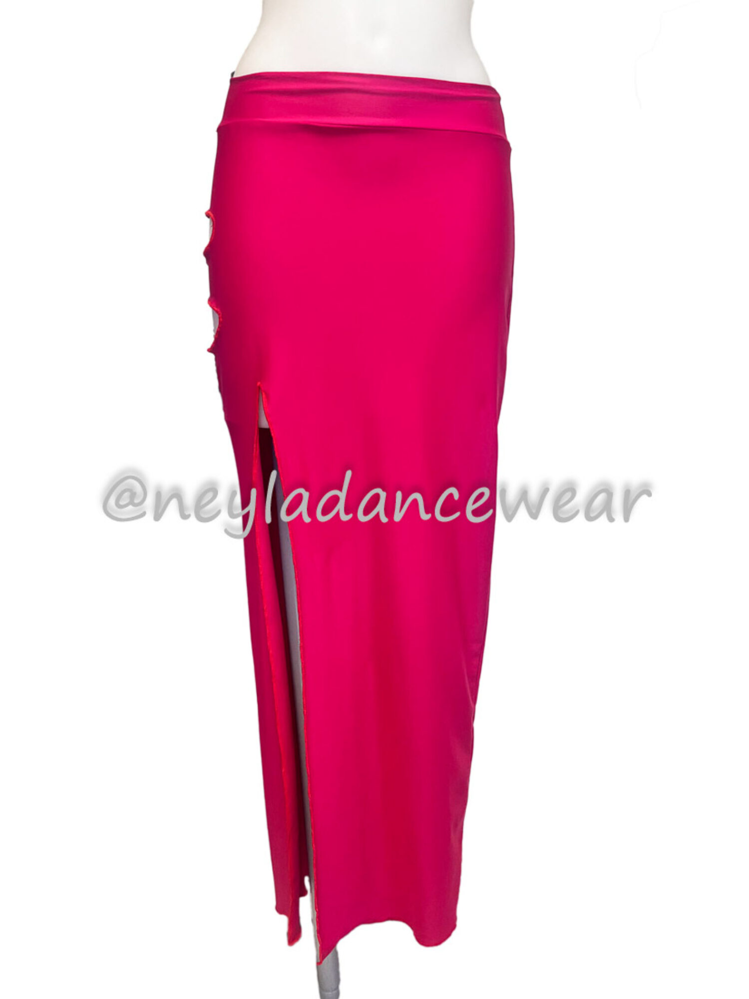 Falda Arwa color fresa con abertura lateral y cortes circulares para danza del vientre.