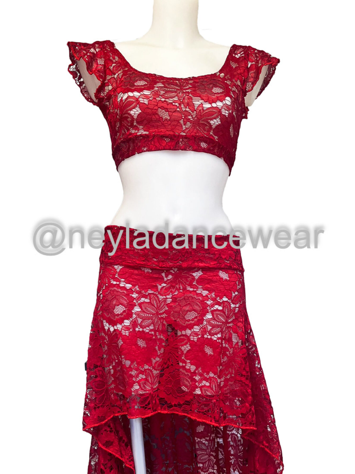 Conjunto de danza del vientre Nurul en encaje rojo, compuesto por top corto y falda asimétrica con volantes.