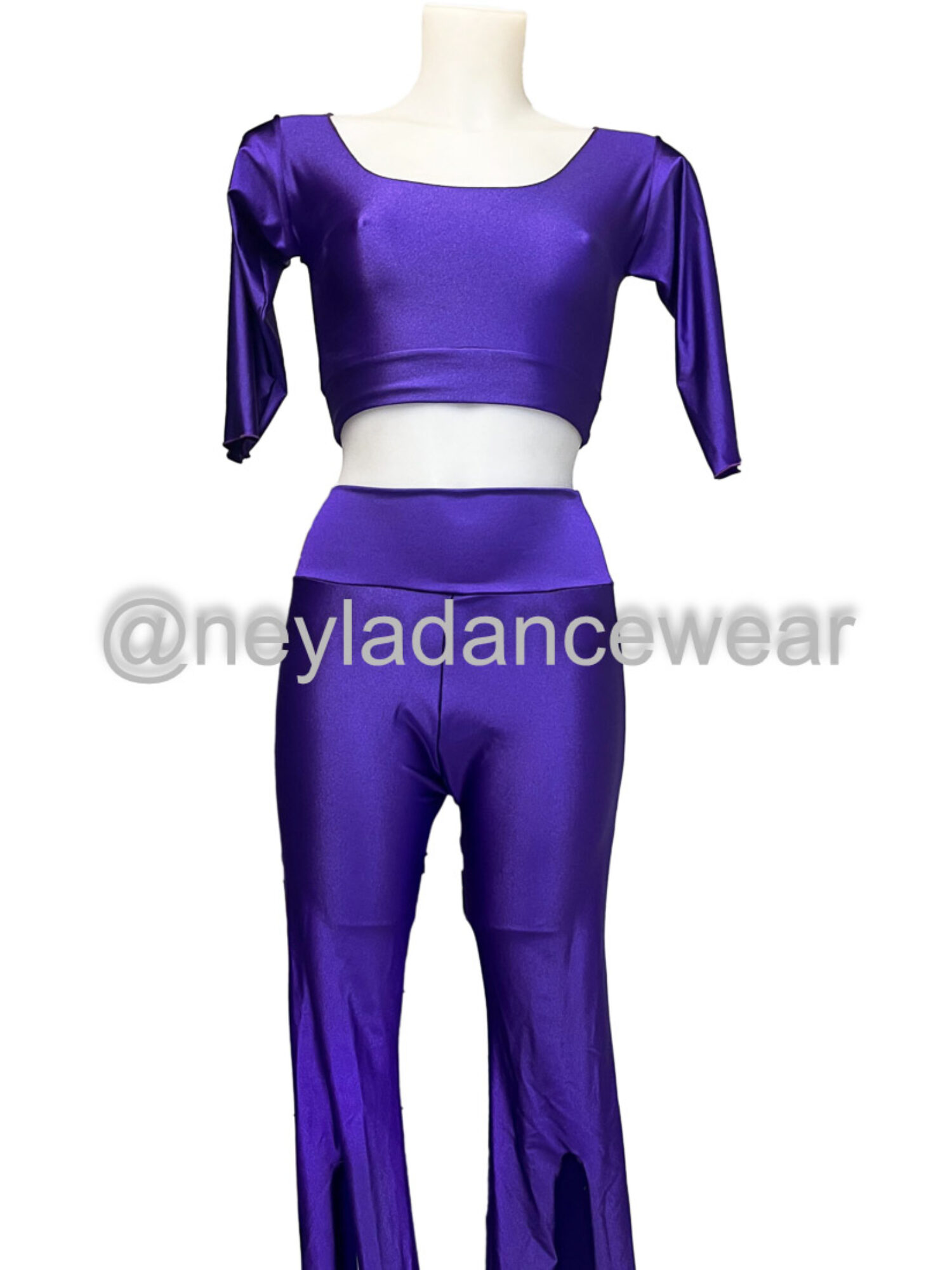 Conjunto de danza Muhsina en color morado metálico con top de manga 3/4 y pantalón con aberturas.
