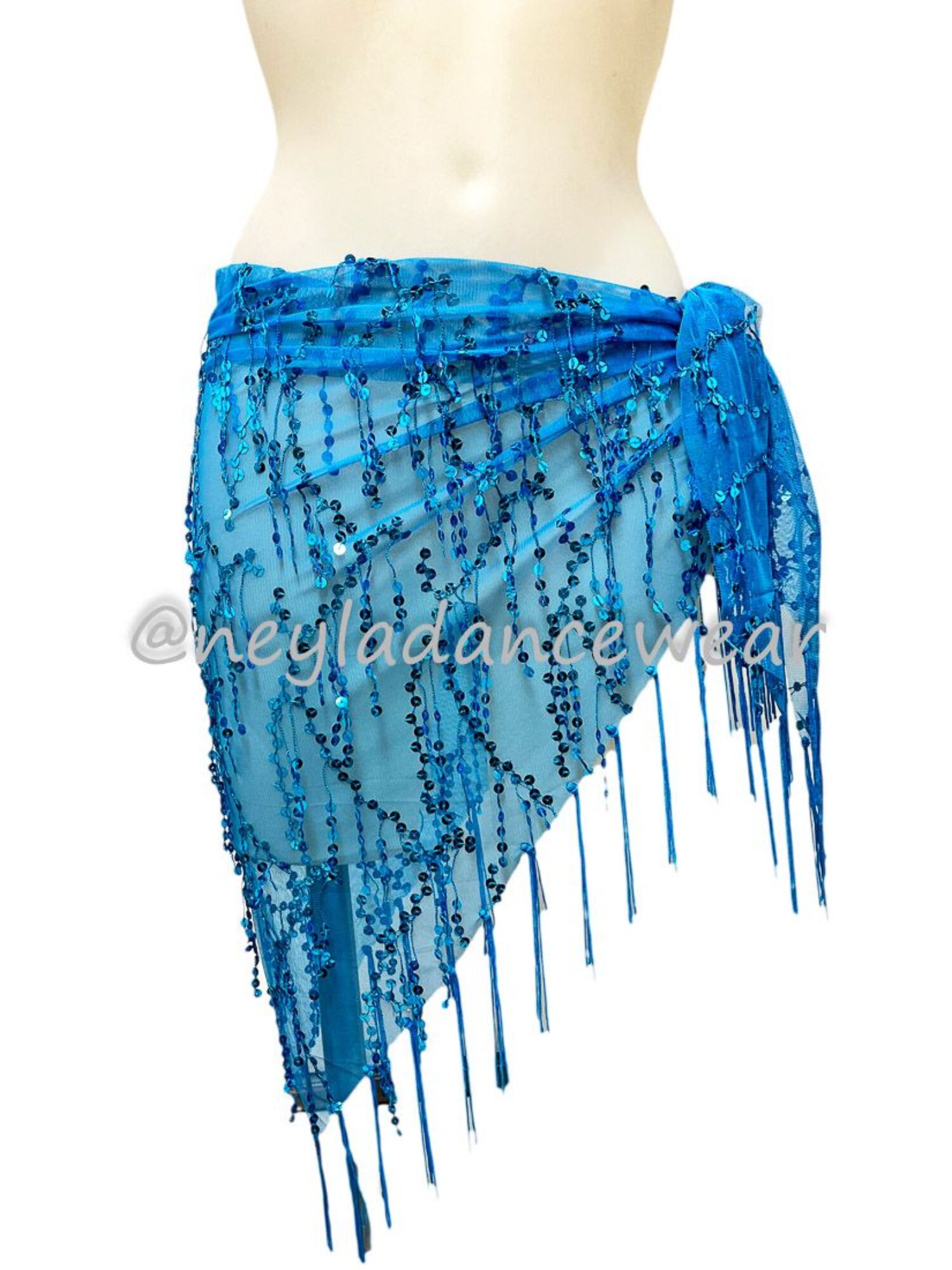 Pañuelo de tul para danza del vientre en color turquesa, con lentejuelas brillantes y flecos largos, diseño triangular anudado al lateral para resaltar el movimiento.