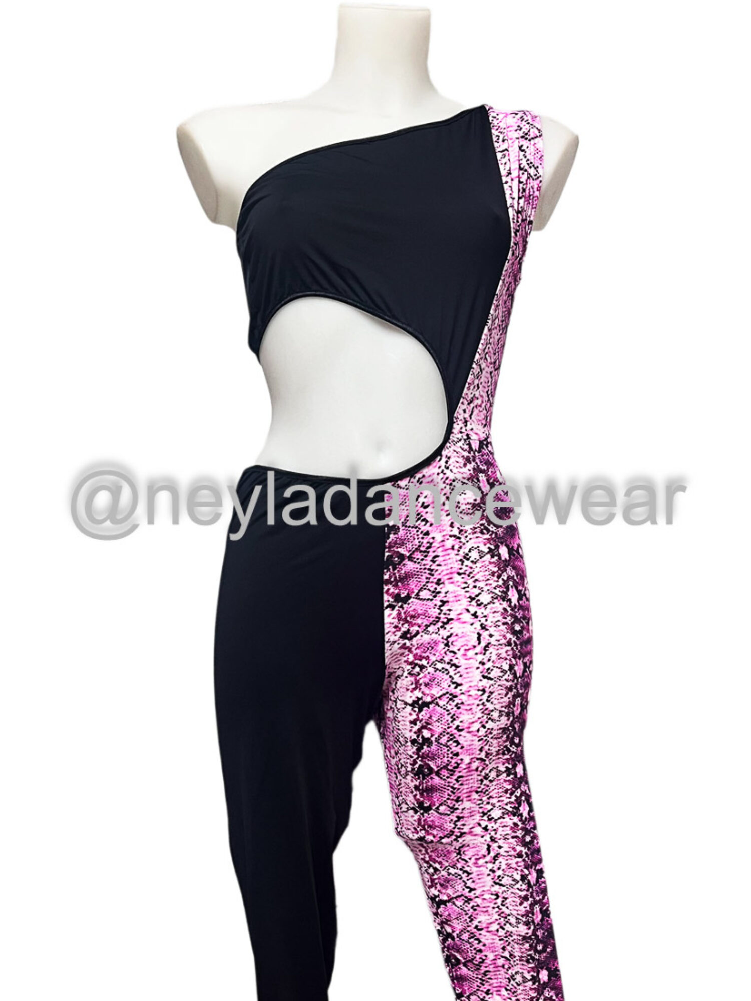 Mono de danza del vientre Nermin en color negro con estampado serpiente fucsia, diseño asimétrico de un tirante.
