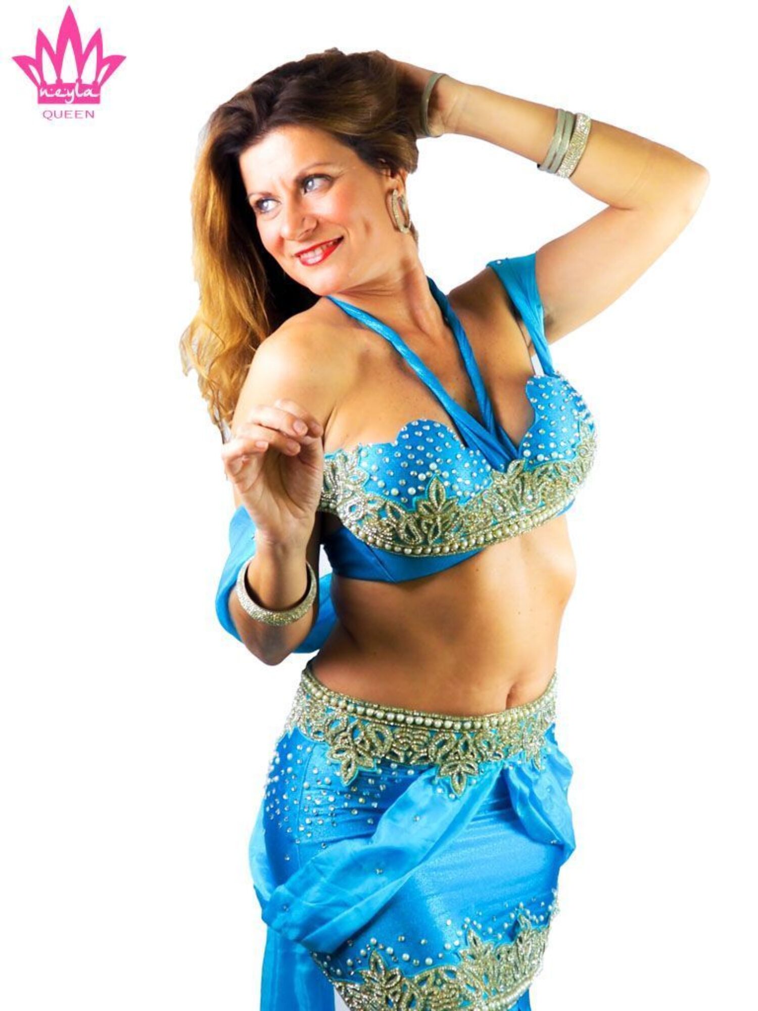 Bailarina con traje profesional Aura Neyla Queen azul celeste con bordados dorados y cristales.